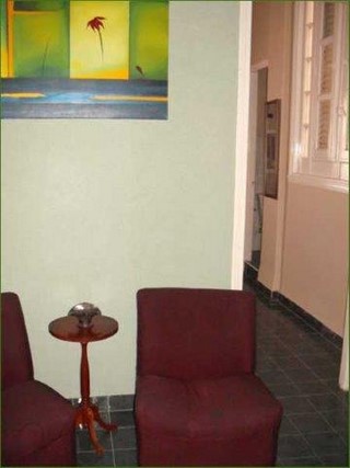 Salon y pasillo hacia el resto del apartamento