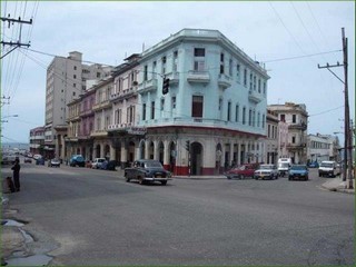 Vista de la calle y del malecon desde el Apartamento Ernesto
