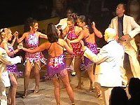 Cubanos bailando salsa en fiesta popular