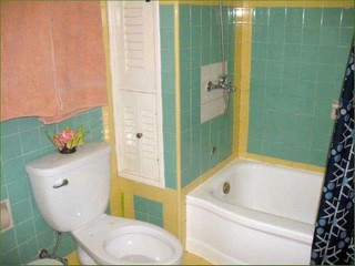 Baño dentro de la habitación del apartamento de Frank en la Habana
