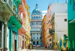 Capitolio de la Habana visto desde una de las calles