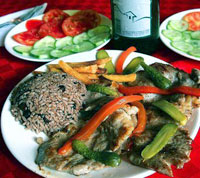 Comida tipica cubana, arroz congri, cerdo y ensalada