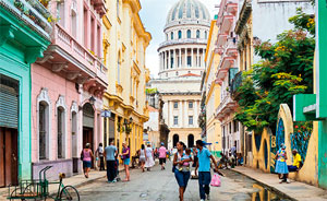 Cubanos dando un paseo por una calle de la Habana Vieja