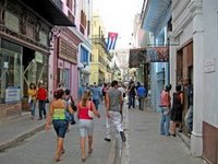 Cubanos paseando por una de las calles mas populares de la Habana