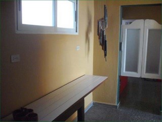 Parte de la Cocina - comedor con mesa plegable y taburetes estilo puffs