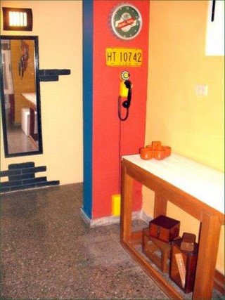 Espacio de la Cocina - comedor con mesa plegable y taburetes estilo puffs