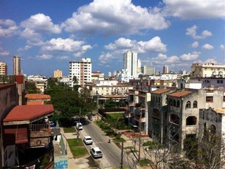 Alquiler de 2 habitaciones dobles o triples en apartamento en Vedado, La Habana