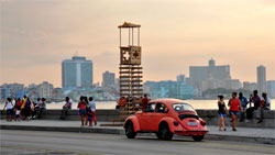 Cubanos paseando por el malecon de la Habana