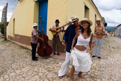 Cubanos bailando en la calle